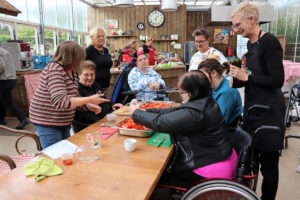 Tomaat is de basis voor een kookworkshop die enkele weken voor kerst werd gehouden voor Wielewaal, ze organiseert activiteiten voor mensen met een beperking. - Foto: Joost Stallen