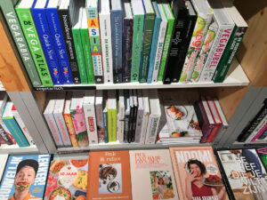 In boekenwinkels is de schapruimte voor kookboeken sterk toegenomen, met ruimte voor die met groenten en fruit in de hoofdrol. - Foto: Ton van der Scheer